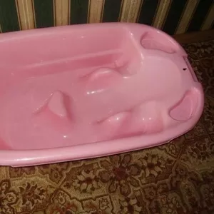 Продам детскую ванночку,  цвет розовый. 