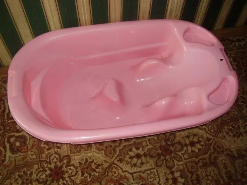 Продам детскую ванночку,  цвет розовый. 