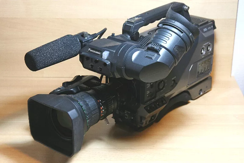 Продам профессиональную видеокамеру Panasonic AG-DVC200